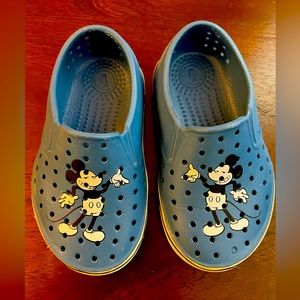 Disney x Native toddler shoes size 7 — blue with Mickey Mouse